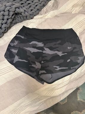 Athleta running free shorts‎ in black camo size small